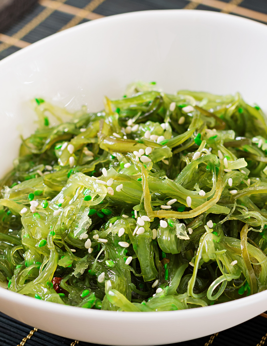 Wakame-Chuka-or-seaweed-salad-with-sesame-seeds-in-bowl-ee220331-