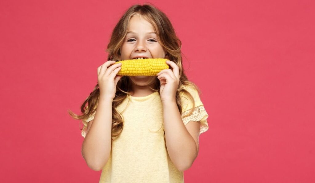 girl eating corn - ss220324