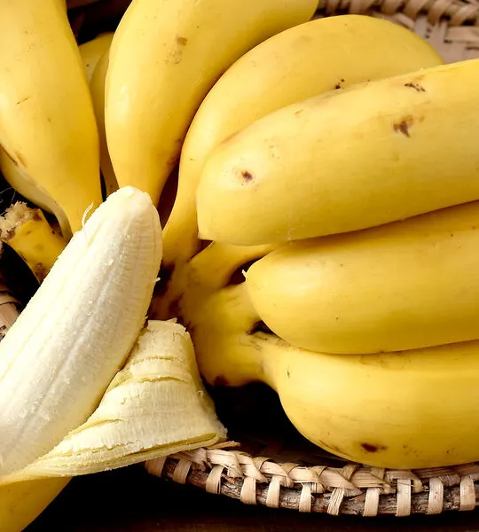 Lady-finger-banana-fruit-in-a-straw-basket-on-a-wooden-table