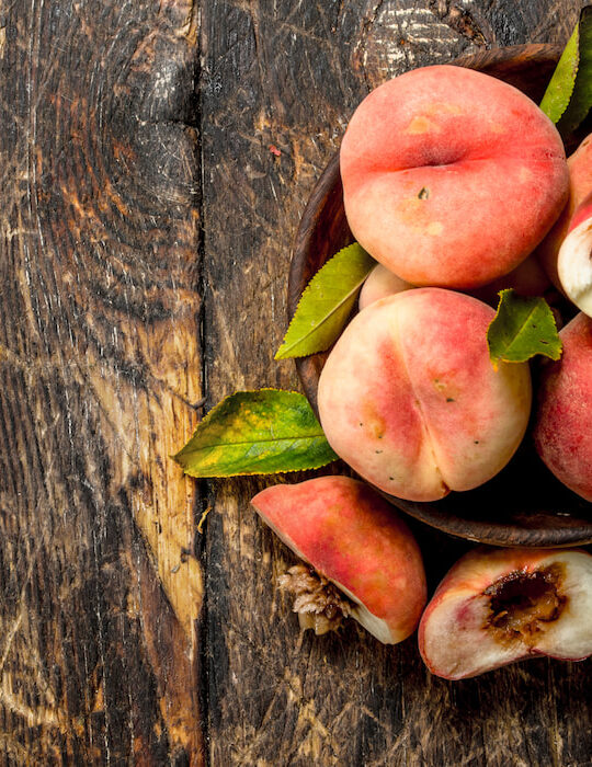 Fresh-peaches-in-a-bowl-on-wooden-table