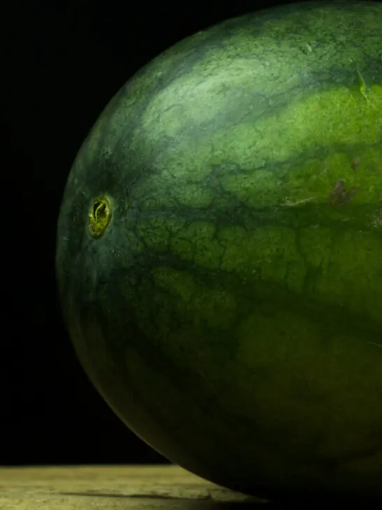 cropped-watermelon-on-black-background-ss220903.jpg