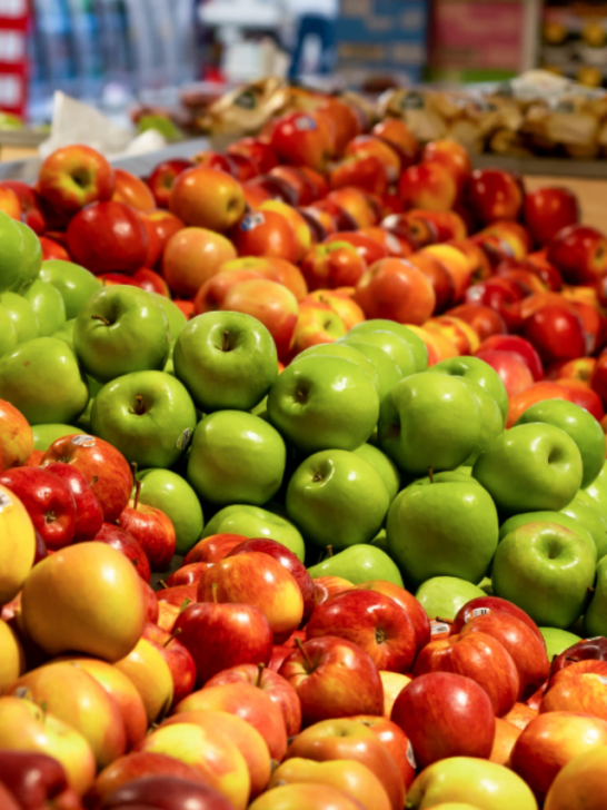 apples at the supermarket display - ee221125