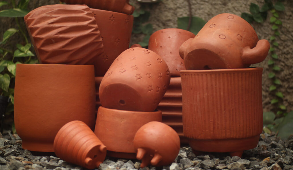 Terracotta pots with various models and designs on the ground