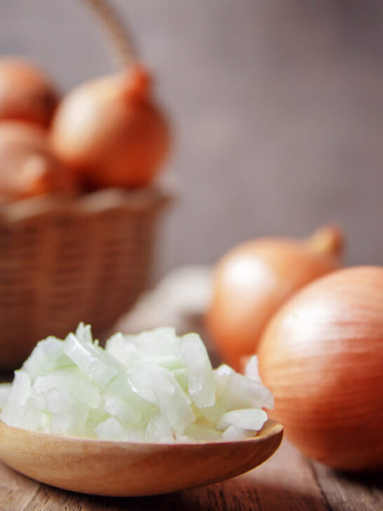 cropped-chopped-onion-on-a-wooden-spoon-blurred-background-ss230314.jpg