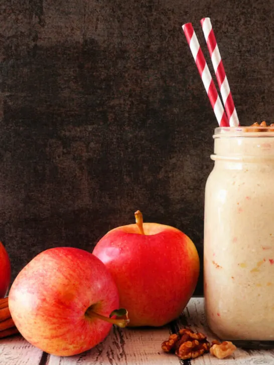 apple pie smoothie with two apples on the side